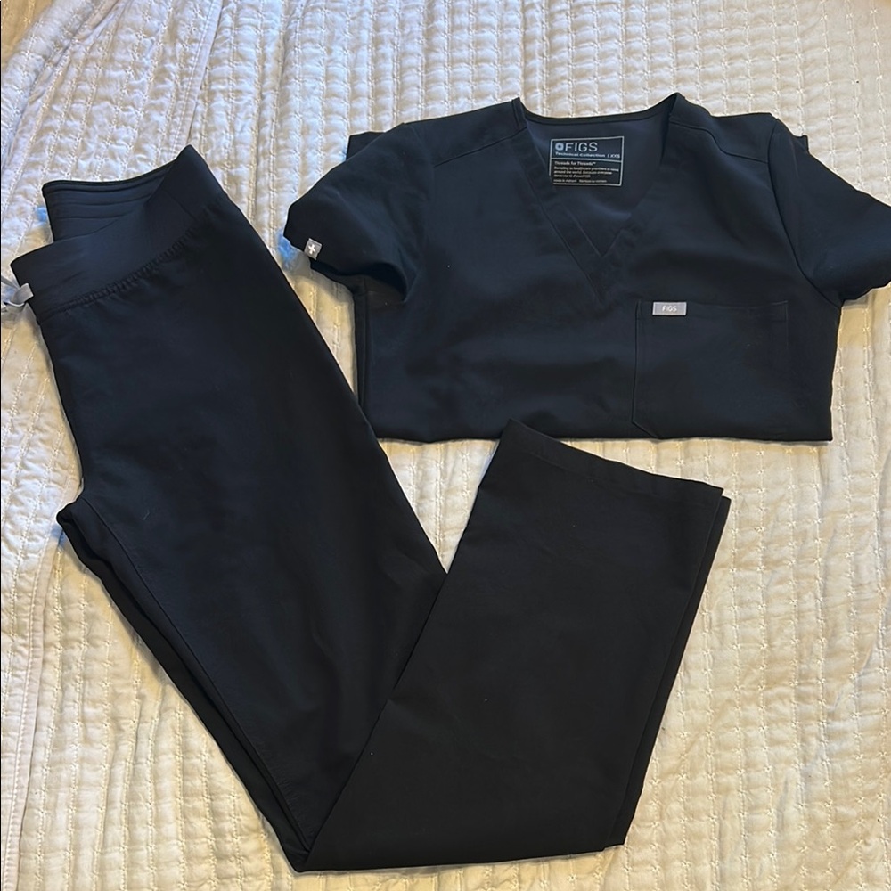 FIGS Black Scrub Set
